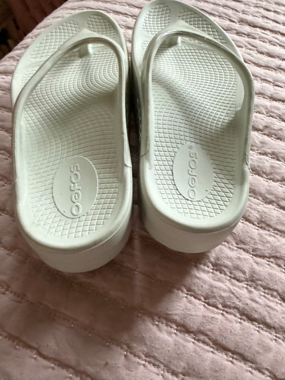 OOFOS Women Creamy Beige White Flip Flop Sandal Higher Style Size 8 - Picture 3 of 6